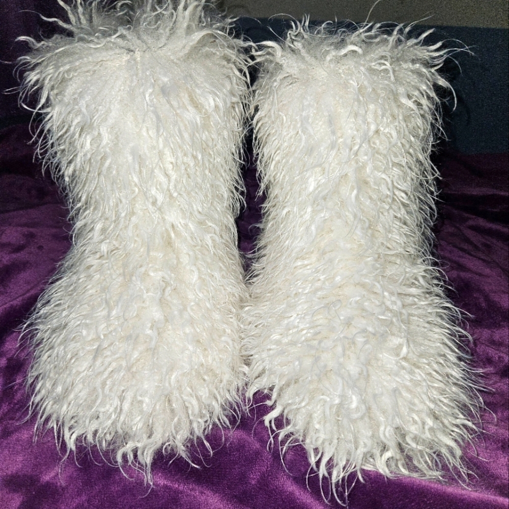 Luxury Slipper Boots Fuzzy Winter White Super Cozy Booties 10.5 NWT